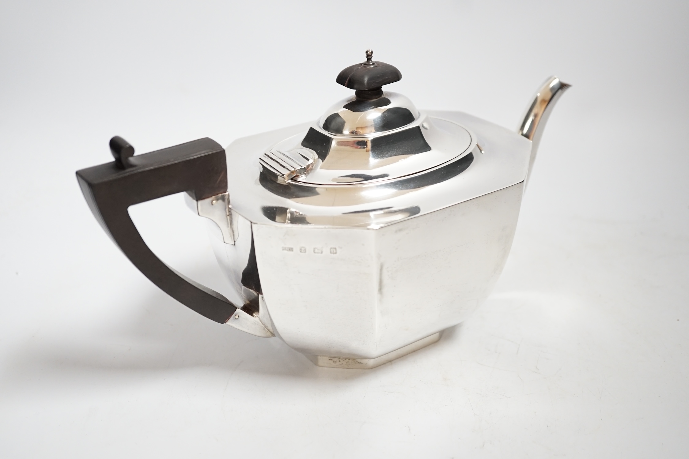 A George V silver teapot by J.B. Chatterley & Sons Ltd, Birmingham, 1912, gross weight 19.6oz.